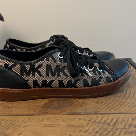 Michael Kors sneaker, size 6 1/2 M - Picture 5 of 10